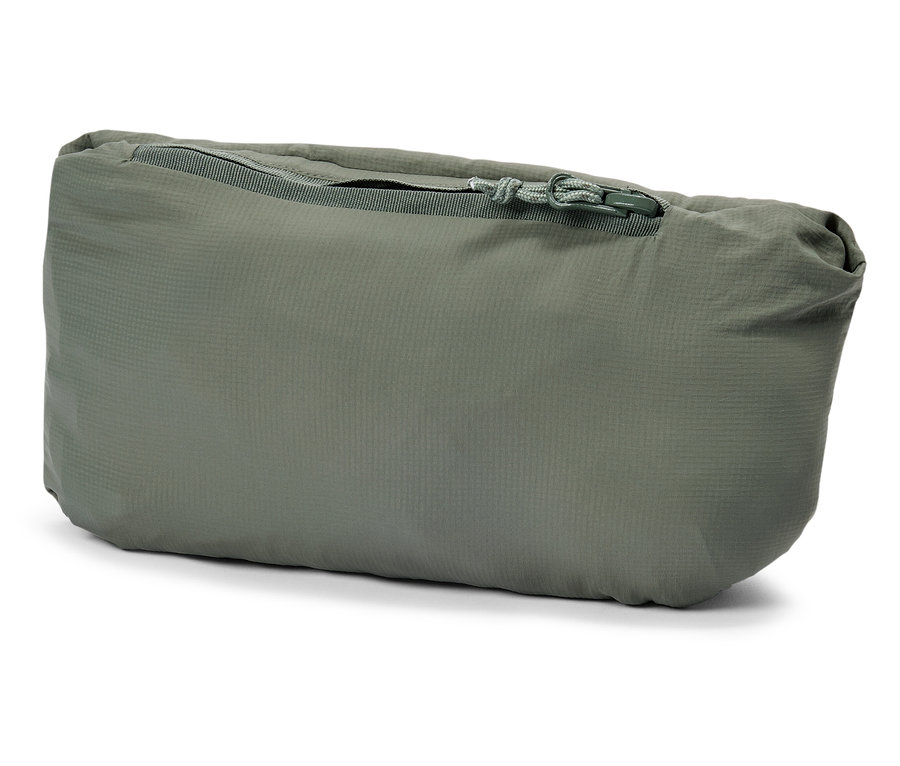 Sac en tissu rectangulaire vert olive plié avec fermeture éclair sur le dessus.