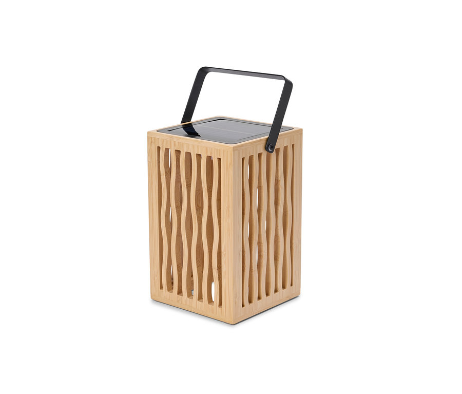 Une lanterne carrée en bois clair avec une poignée noire sur le dessus et un panneau solaire sur le dessus.