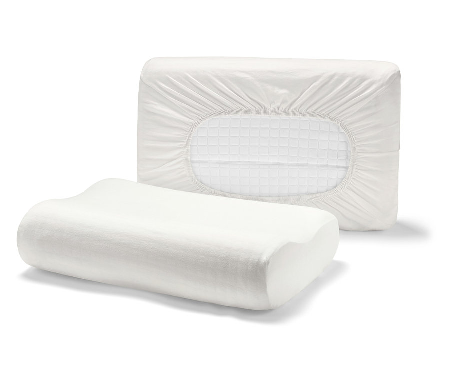 Deux oreillers blancs, dont un avec une housse à bords élastiques, reposent sur un fond blanc.