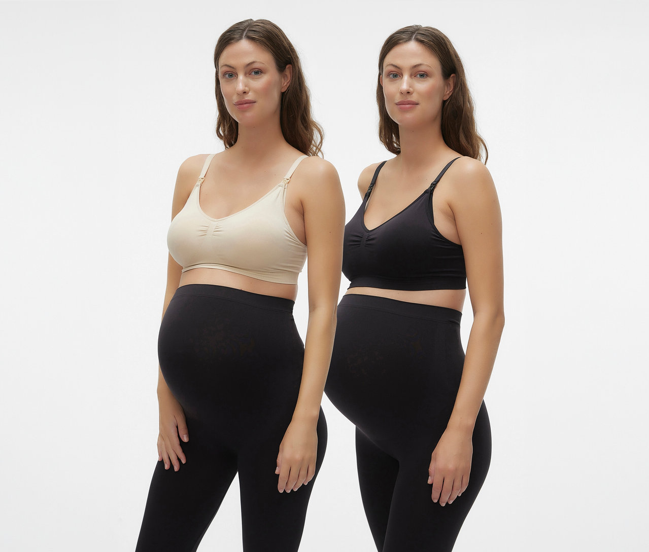 Deux femmes enceintes portant MAMALICIOUS MLILJA FEED ME BRA 2-P NOOS et des leggings noirs sur fond blanc.