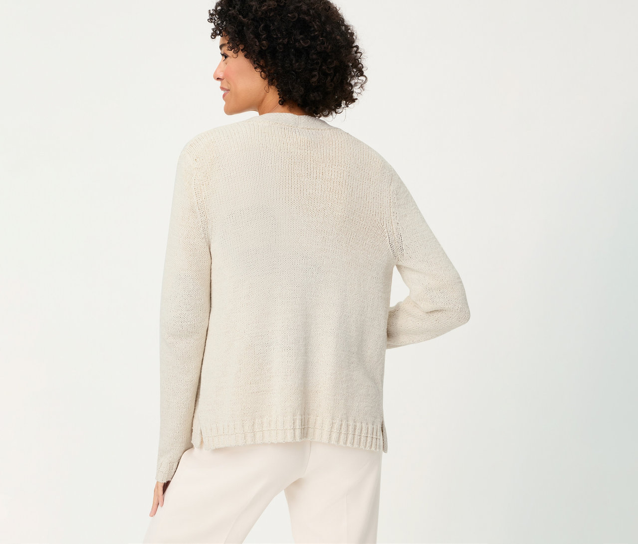 Femme vue de dos portant un cardigan en lin beige Olsen et un pantalon clair.