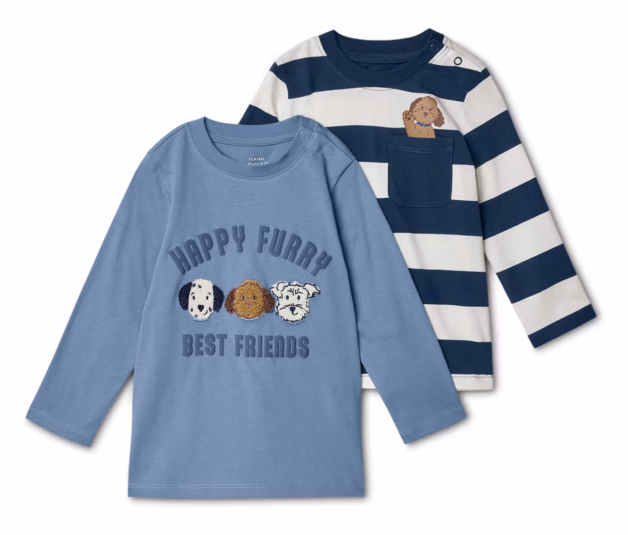 Deux T-shirts à manches longues pour enfants sont superposés. Le T-shirt bleu a un imprimé de chiens, et le T-shirt rayé a une poche avec un chien.
