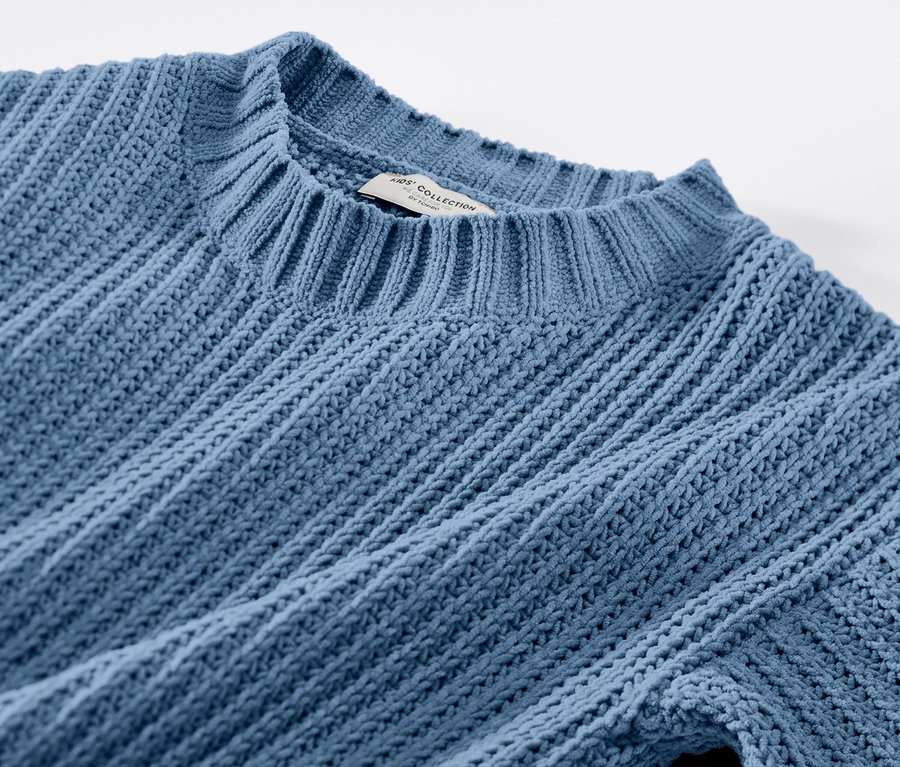 Gros plan d'un pull en tricot bleu clair à col rond.