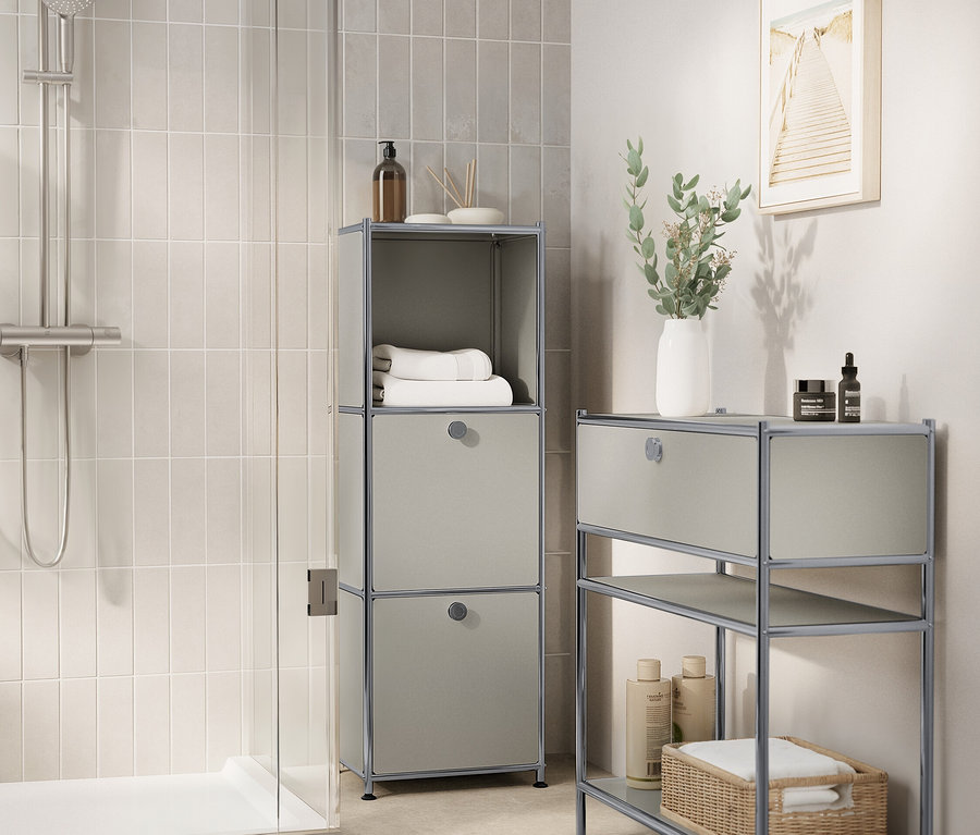 Salle de bain grise avec douche, unités de rangement modulaires grises et accessoires de bain.