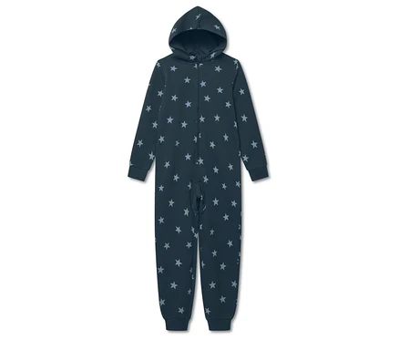 Une combinaison de nuit bleu marine à étoiles avec capuche posée sur un fond blanc.