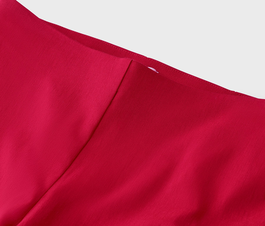 Gros plan sur un tissu rouge.