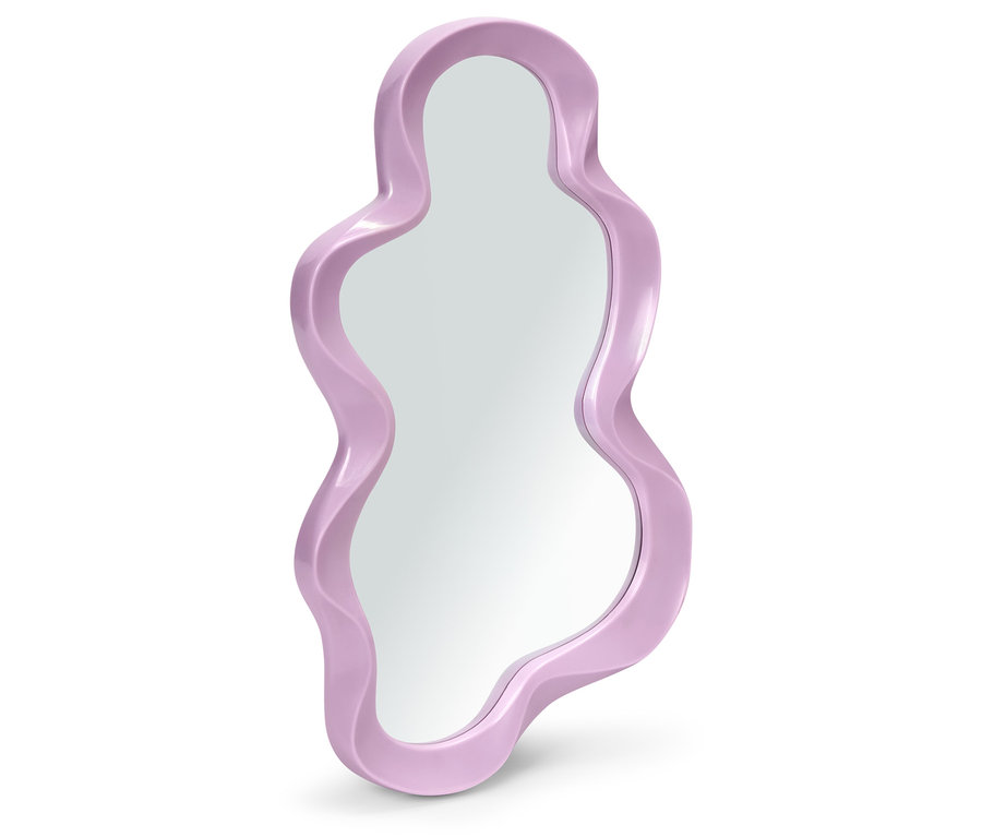 Un seul miroir ondulé avec un cadre rose clair se dresse sur un fond blanc.