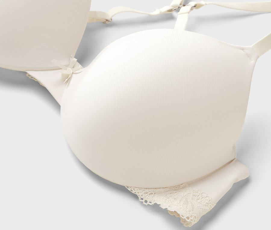 Gros plan d'un soutien-gorge couleur ivoire avec de la dentelle sur le bas.
