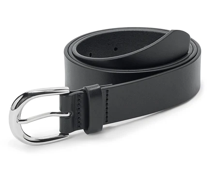 Sur un fond blanc, une ceinture noire enroulée avec une boucle argentée.