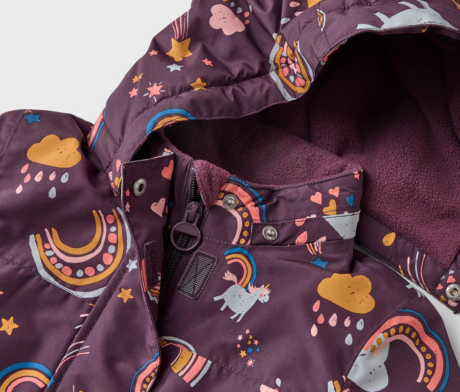 Gros plan d'une veste violette pour enfants avec capuche, ornée de licornes, d'arcs-en-ciel, d'étoiles et de nuages.