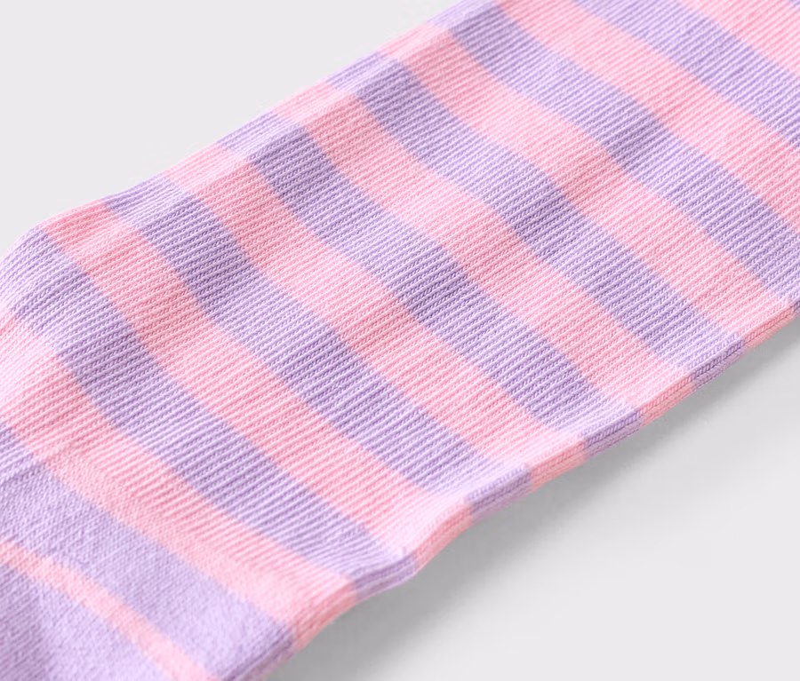 Gros plan d'une chaussette à rayures horizontales roses et violettes.