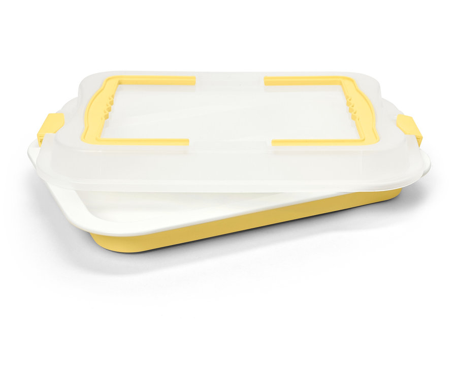 Plat à gratin jaune avec couvercle transparent légèrement ouvert.