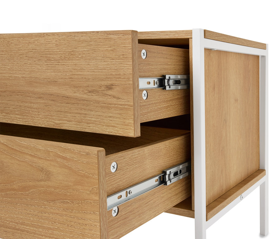 Gros plan d'une armoire en bois avec deux tiroirs ouverts et un cadre blanc.