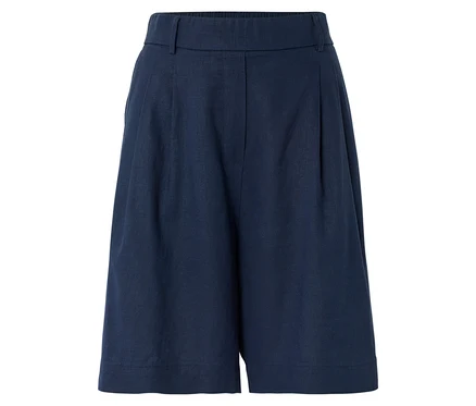 Short bleu marine à plis, isolé sur fond blanc.