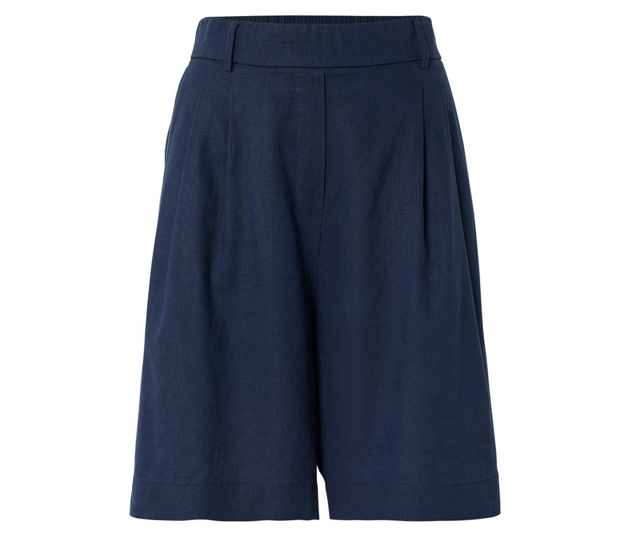 Short bleu marine à plis, isolé sur fond blanc.