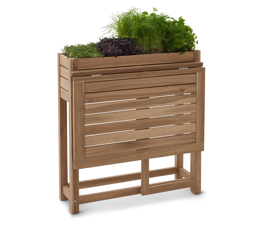 Jardinière surélevée en bois avec diverses herbes.