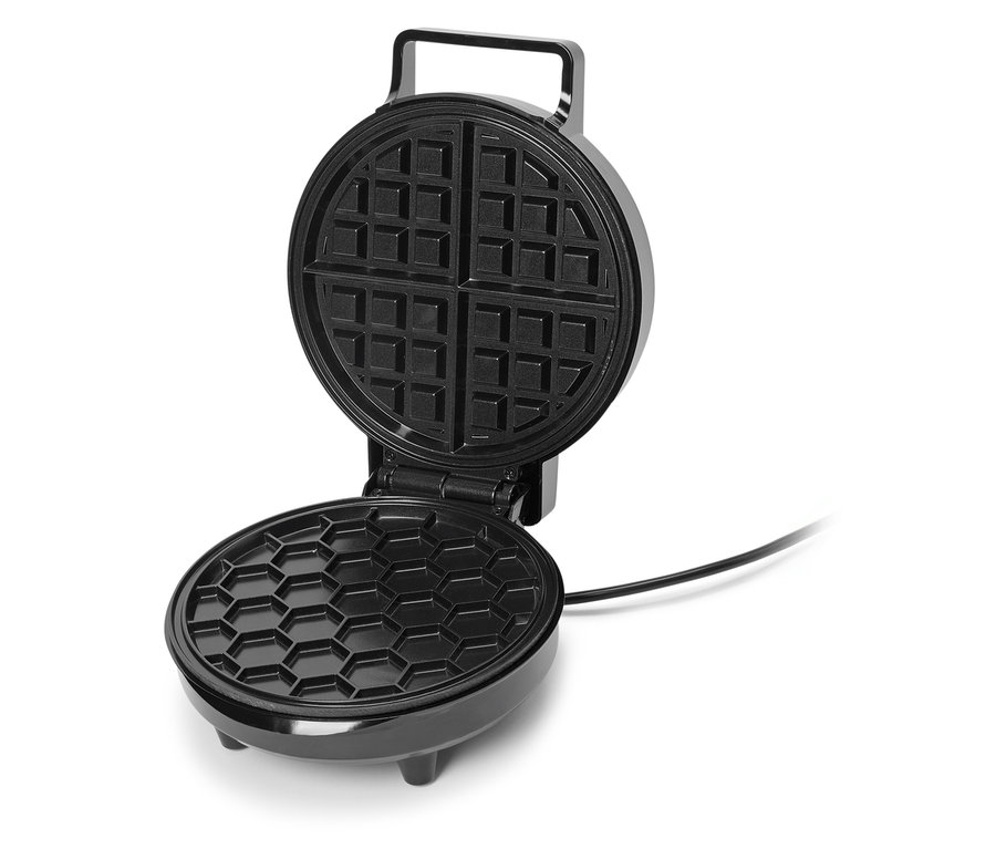 Gaufrier noir ouvert avec un motif carré sur le dessus et un motif hexagonal sur le dessous.