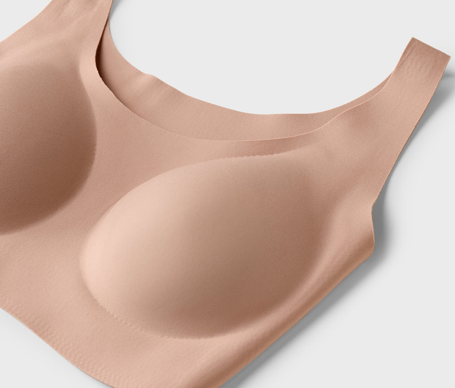 Gros plan d'un soutien-gorge couleur chair.