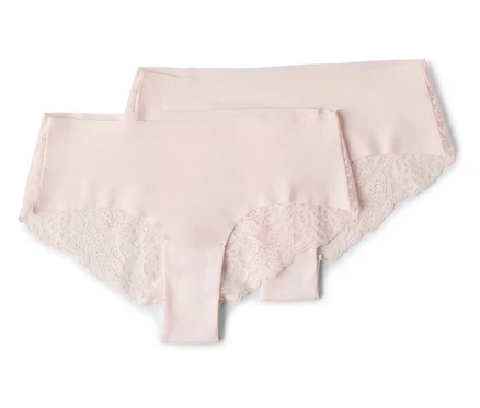 Deux culottes de femmes rose clair avec bordure en dentelle sont posées l'une sur l'autre.