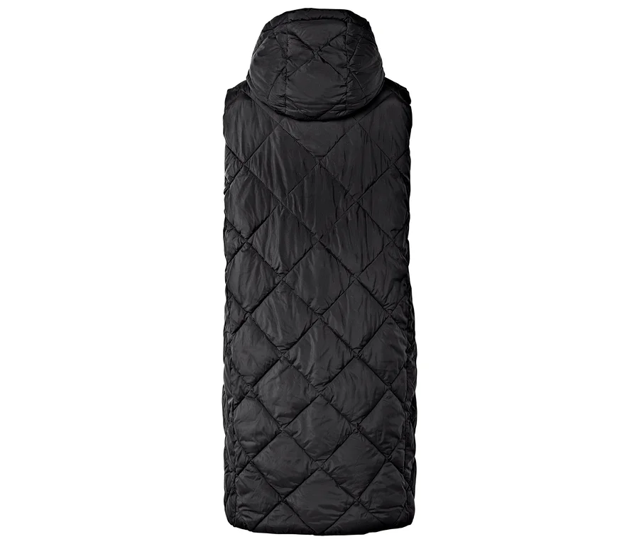 Vue arrière d'un long gilet noir matelassé sans manches avec capuche.