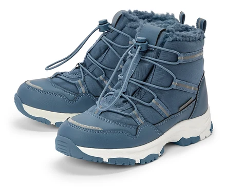 Une paire de bottines d'hiver bleues à hauteur de cheville avec des semelles blanches et des lacets se tiennent côte à côte sur fond blanc.