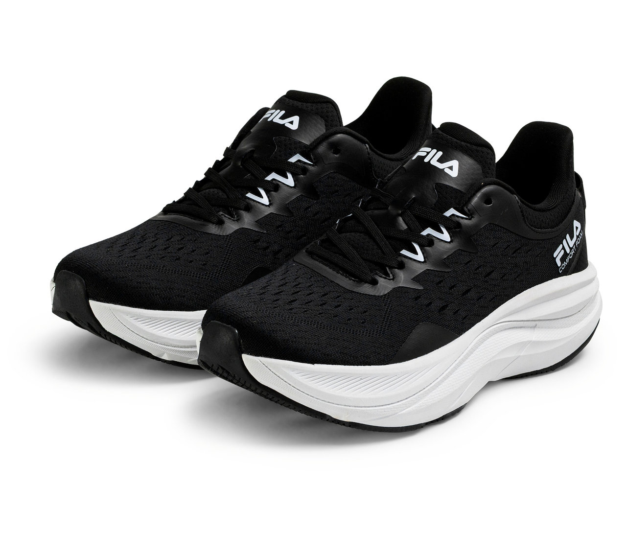 Deux sneakers pour homme FILA Retron noires avec des semelles et des lacets blancs sur fond blanc.