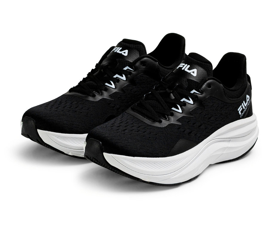 Deux paires de baskets pour homme FILA Retron, en noir et blanc, côte à côte.