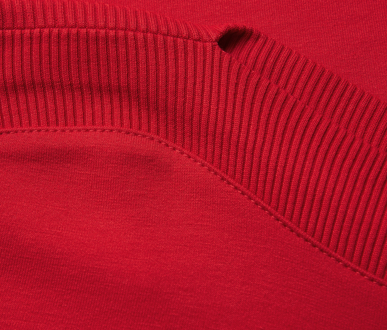 Gros plan sur un t-shirt rouge Street One avec des détails côtelés.