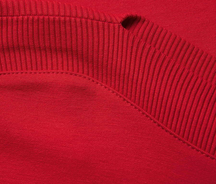 Gros plan sur un t-shirt rouge Street One avec des détails côtelés.