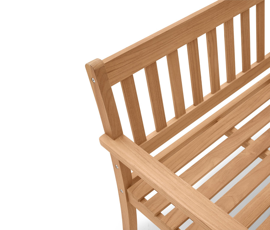 Gros plan d'un banc en bois marron clair avec un motif à lattes.