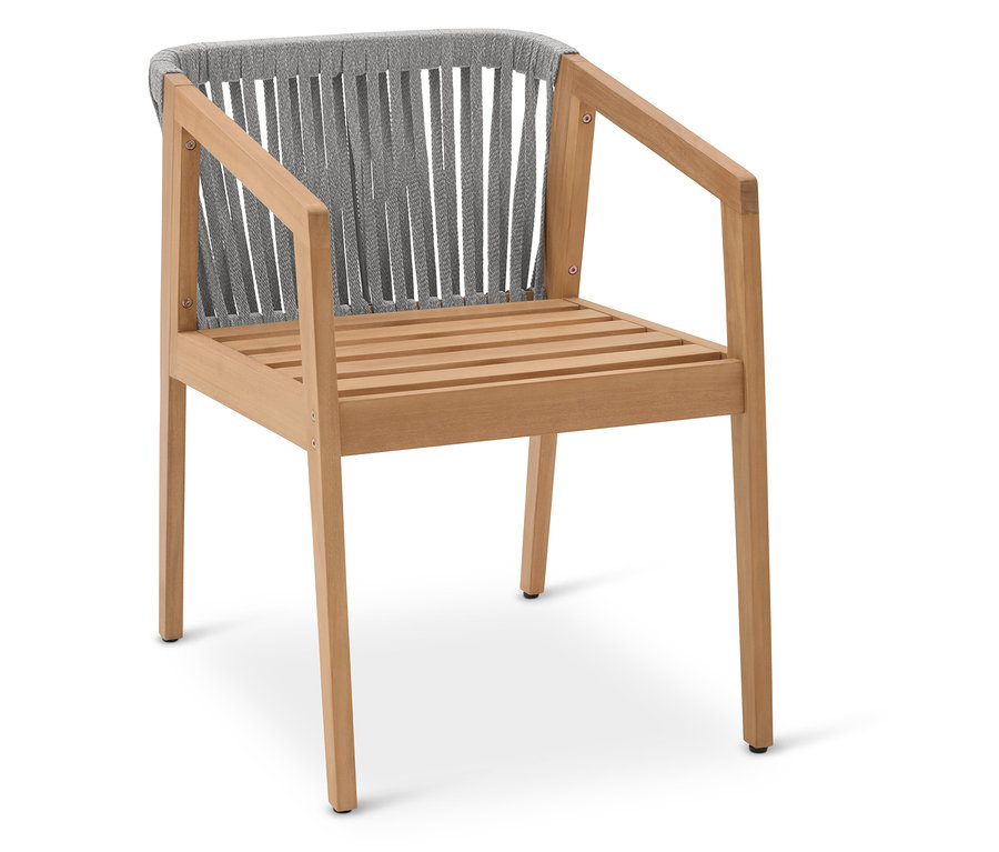 Une seule chaise en bois avec des accoudoirs et un dossier en cordes grises.