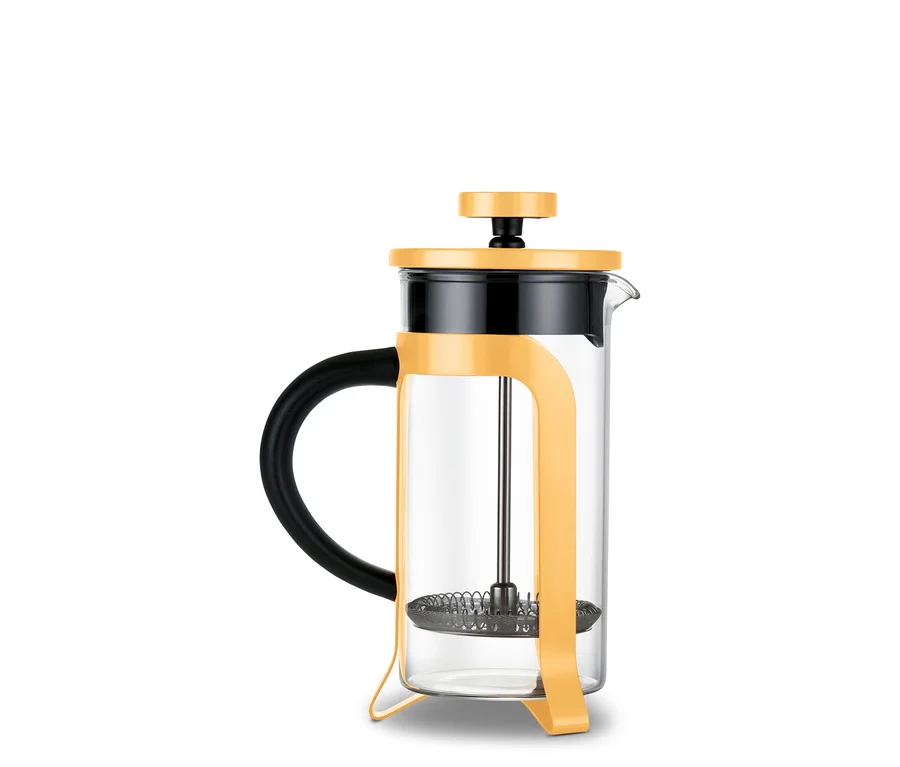 Une cafetière à piston en verre avec un cadre jaune et une poignée noire sur fond blanc.