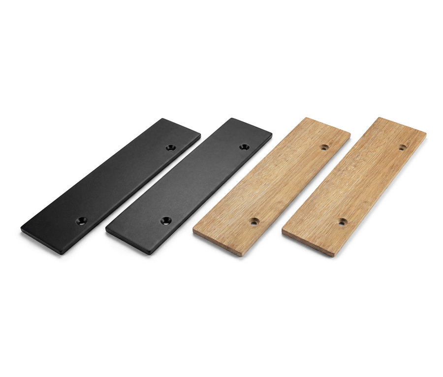 Quatre panneaux rectangulaires, deux noirs et deux en bois clair, chacun avec deux trous de vis, alignés sur un fond blanc.