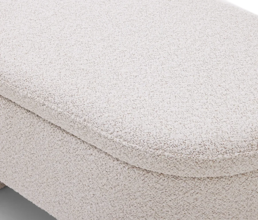 Rembourrage clair et texturé en tissu bouclé beige.