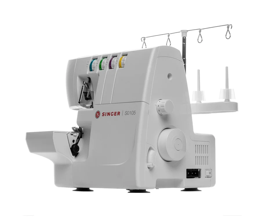 Vue détaillée de la machine à coudre Singer Overlock »S0105« blanche.