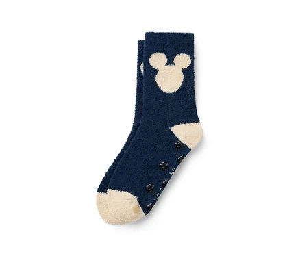 Gros plan d'une chaussette bleu marine avec un motif Mickey Mouse et une semelle antidérapante.