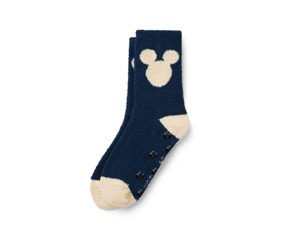 Gros plan d'une chaussette bleu marine avec un motif Mickey Mouse et une semelle antidérapante.