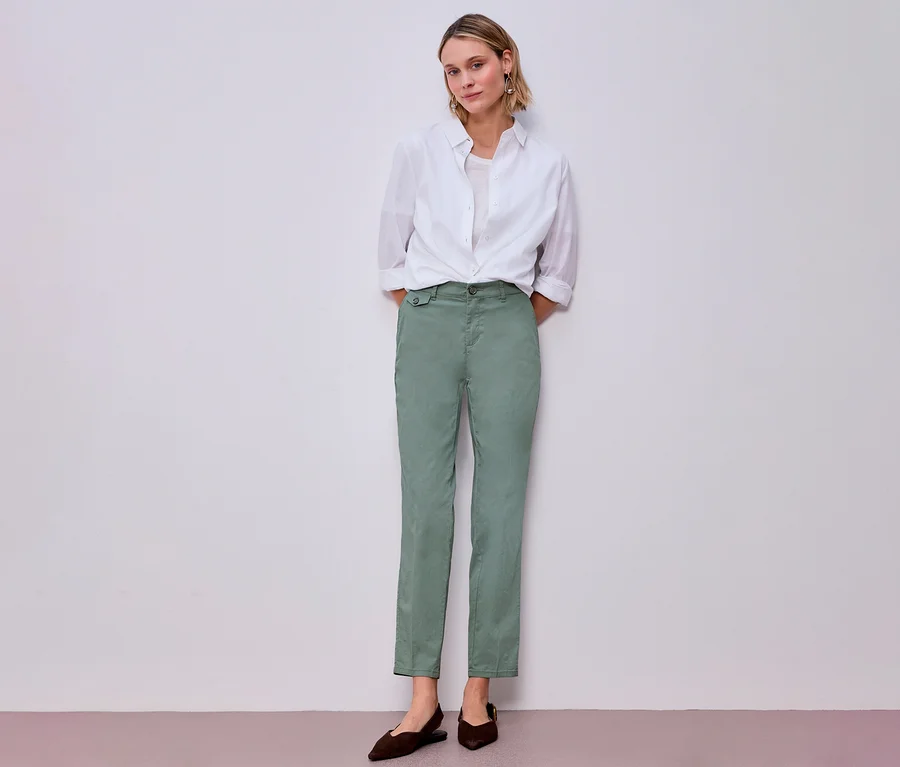 Femme portant une chemise blanche et un chino Street One menthe. Elle porte des chaussures marron.