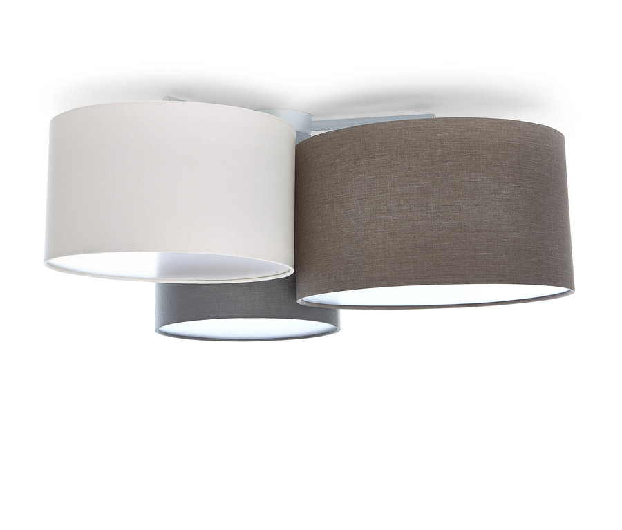 Un plafonnier avec trois abat-jours en textile de couleurs différentes : blanc, gris et marron.
