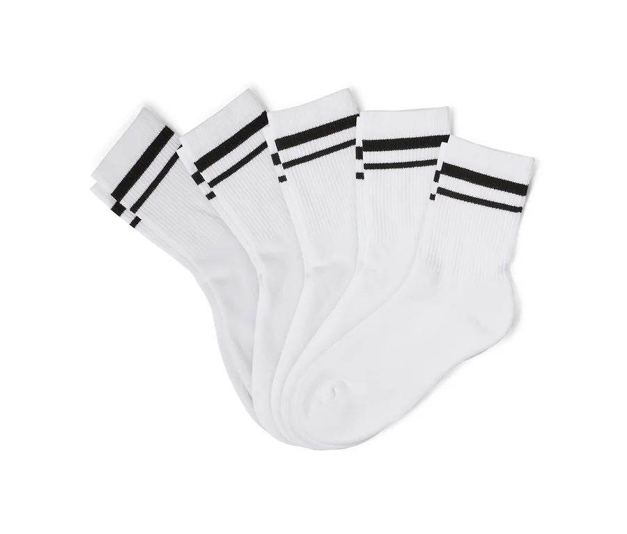 Cinq chaussettes blanches à rayures noires sont superposées.