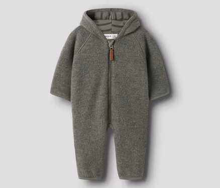 Combinaison bébé vert olive en polaire à capuche, manches raglan et fermeture éclair avec tirette marron.