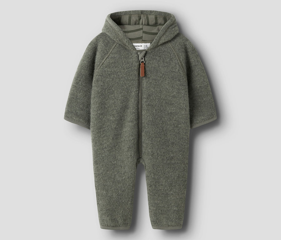 Combinaison bébé vert olive en polaire à capuche, manches raglan et fermeture éclair avec tirette marron.