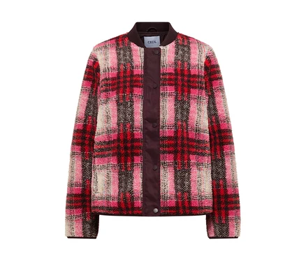 Blouson CECIL à carreaux roses, rouges et crème, avec une texture duveteuse, une patte de boutonnage pressionnée marron foncé et des bords côtelés.