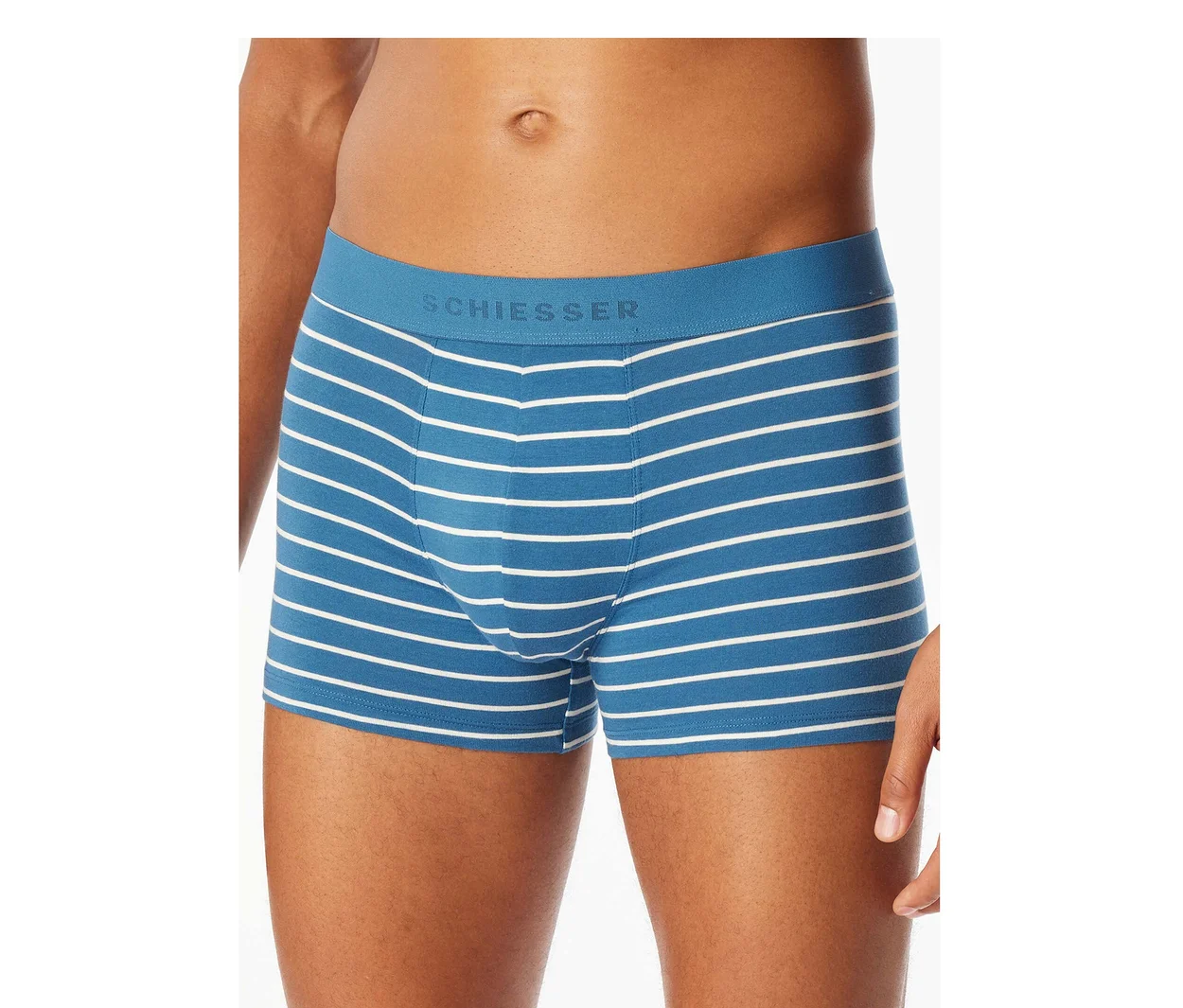 Un homme porte un boxer SCHIESSER rayé bleu et blanc, avec le nom de la marque sur la ceinture.