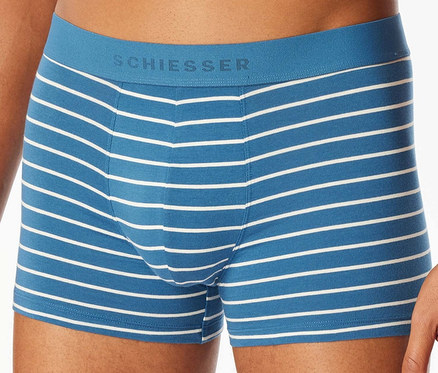 Un homme porte un boxer bleu avec des rayures horizontales blanches.