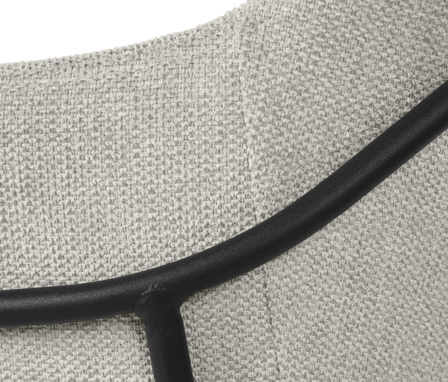 Gros plan d'une chaise coque rembourrée beige avec des pieds en métal.