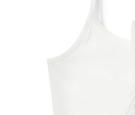 Trois maillots de corps pour filles en noir, blanc et à pois.