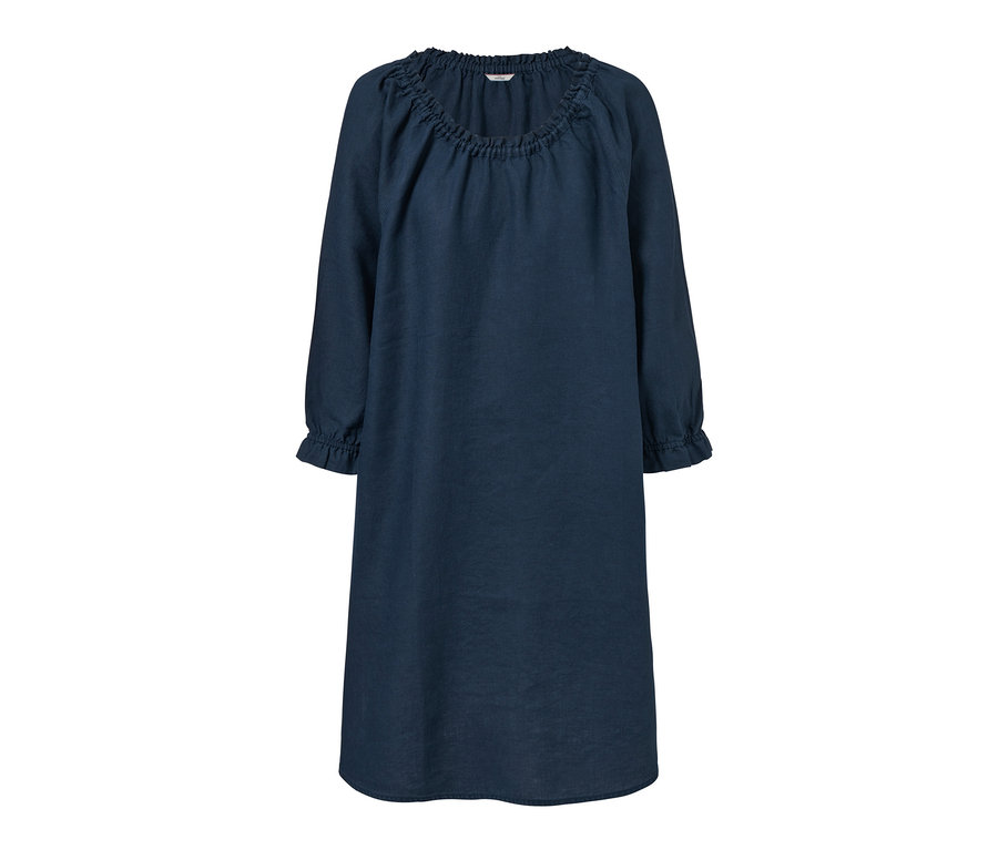 Gros plan sur une robe en lin bleue.