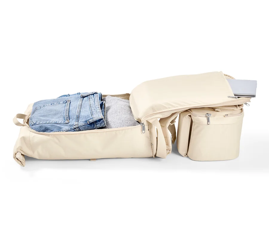 Sac à dos de voyage 3 en 1 beige ouvert avec des vêtements.