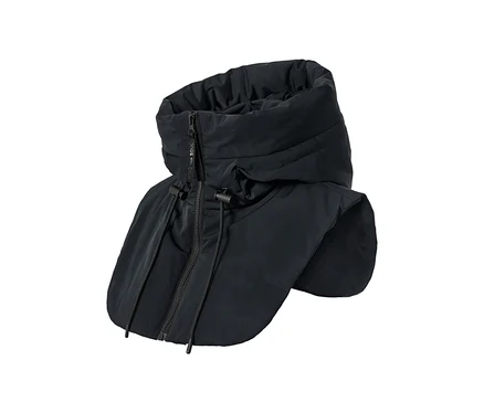 Une capuche matelassée noire avec col montant, fermeture éclair et cordon de serrage.